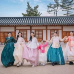 7 Potret Ziva Magnolya Memukau dengan Hanbok di Gyeongbokgung Palace: Gaya Bebas yang Bikin Terkagum