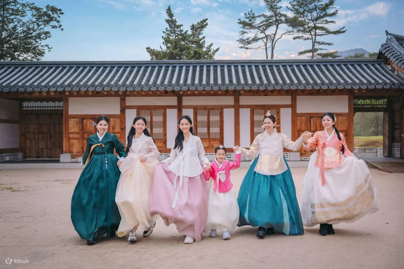 7 Potret Ziva Magnolya Memukau dengan Hanbok di Gyeongbokgung Palace: Gaya Bebas yang Bikin Terkagum