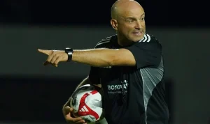 7 Tahun Tak Terkalahkan! Bernardo Tavares Wajib Jaga Harga Diri Persebaya di Derbi Jawa Timur Lawan Arema FC