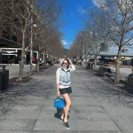 Angel Karamoy Tampil Santai di Santorini: 10 Foto Memukau Liburan Musim Semi!