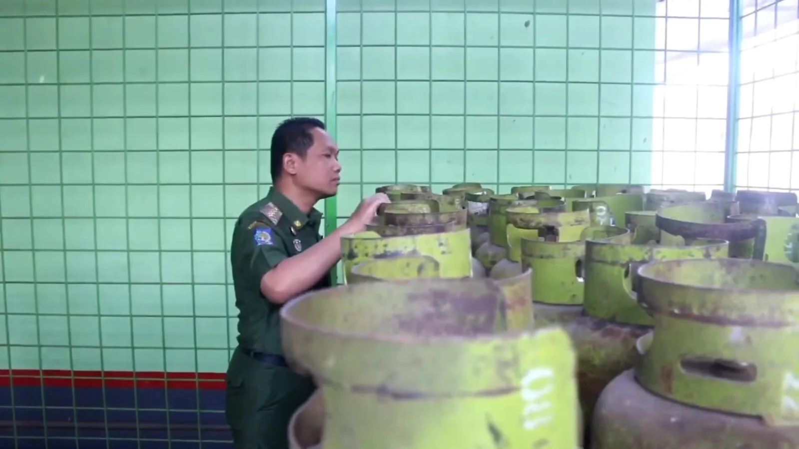 Bupati Lumajang Tutup Pangkalan Timbus 1.000 Tabung Elpiji 3 Kg: Langkah Tegas di Tengah Ancaman Kebakaran dan Cuaca Ekstrem