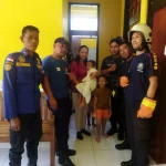 Damkar evakuasi balita Selamatkan Dua Anak Terkurung di Kamar Mandi Selama 90 Menit