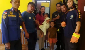 Damkar evakuasi balita Selamatkan Dua Anak Terkurung di Kamar Mandi Selama 90 Menit