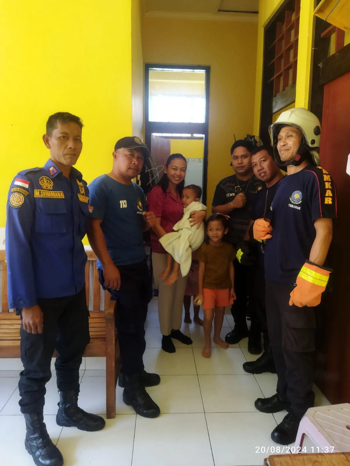 Damkar evakuasi balita Selamatkan Dua Anak Terkurung di Kamar Mandi Selama 90 Menit