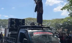 Demo di Depan DPR: Roy Suryo Desak Jokowi Tunjukkan Ijazah, Lalu Lintas Macet Parah