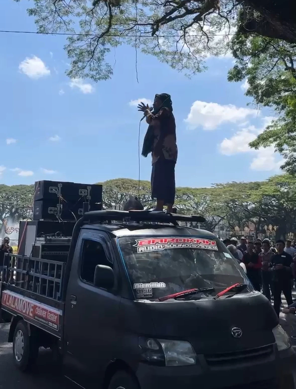 Demo di Depan DPR: Roy Suryo Desak Jokowi Tunjukkan Ijazah, Lalu Lintas Macet Parah
