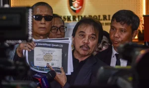 Demo di Depan DPR: Roy Suryo Tuntut Transparansi Ijazah Jokowi, Lalu Lintas Terganggu Parah