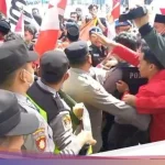 Demo Kaltim Ricuh: Gubernur Rudy Mas’ud Tinggalkan Kantor, Wartawan Dilarang Masuk, Polisi Paksa Massa Bubarkan