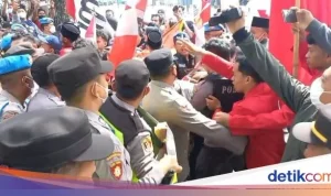 Demo Kaltim Ricuh: Gubernur Rudy Mas’ud Tinggalkan Kantor, Wartawan Dilarang Masuk, Polisi Paksa Massa Bubarkan