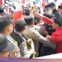 Demo Kaltim Ricuh: Gubernur Rudy Mas’ud Tinggalkan Kantor, Wartawan Dilarang Masuk, Polisi Paksa Massa Bubarkan