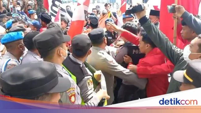 Demo Kaltim Ricuh: Gubernur Rudy Mas’ud Tinggalkan Kantor, Wartawan Dilarang Masuk, Polisi Paksa Massa Bubarkan