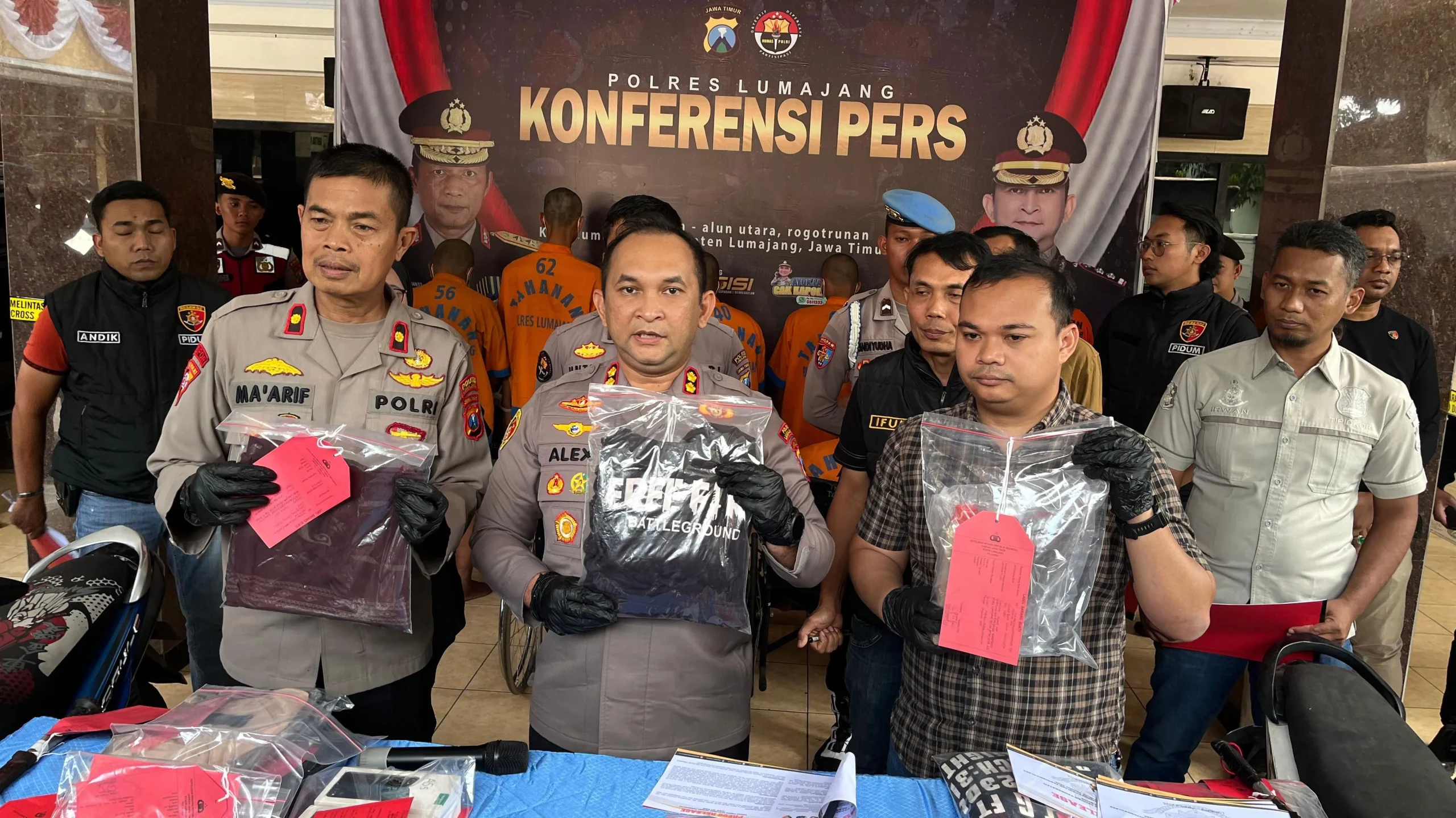 Detik-detik CCTV Ungkap Brutalnya Pembacokan Kades di Lumajang: 10 Pelaku Dihukum