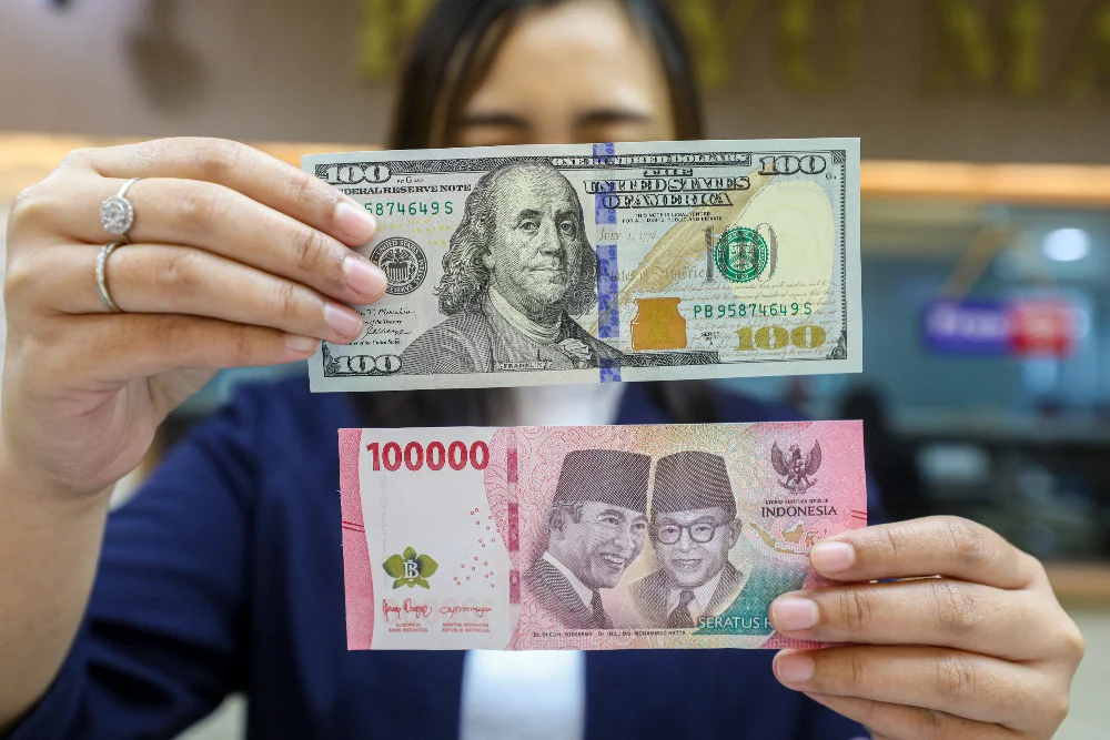 Dolar AS Kehilangan Safe Haven, Rupiah Merosot Rekor, dan Harga Minyak Meroket Pasca Pembukaan Selat Hormuz