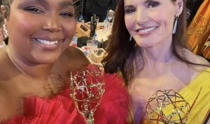 Geena Davis Tampil Muda dan Menggugah di Coachella 2026, Menjadi Sorotan Utama di Set Sabrina Carpenter