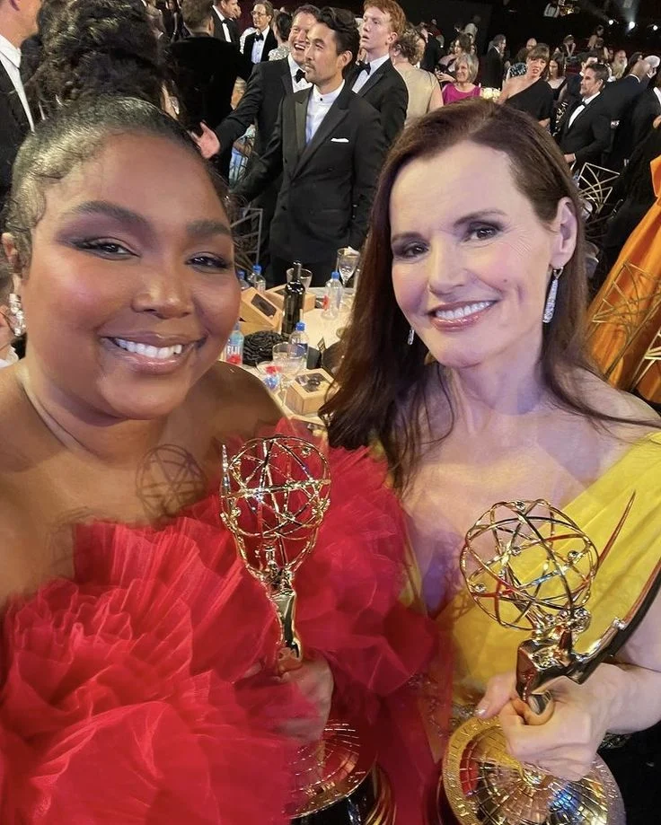 Geena Davis Tampil Muda dan Menggugah di Coachella 2026, Menjadi Sorotan Utama di Set Sabrina Carpenter