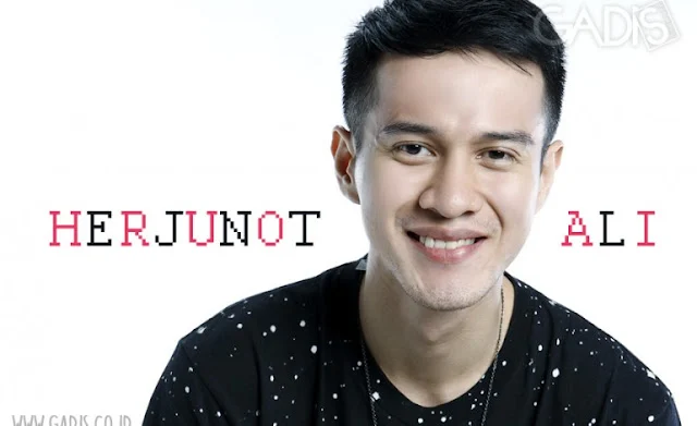 Herjunot Ali: Dari Latar Belakang Sederhana hingga Peran Ikonik yang Mengguncang Layar Indonesia