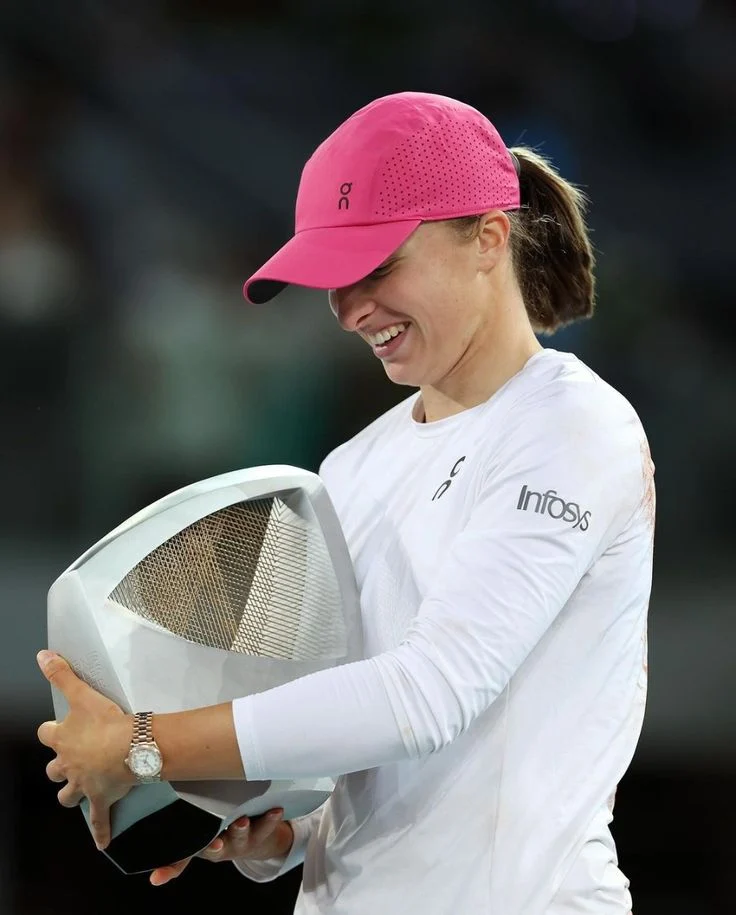 Iga Świątek Menangkan Mutua Madrid Open dengan Dominasi 6-1 6-2, Sempat Tertawa Karena Kesulitan Bahasa di Restoran