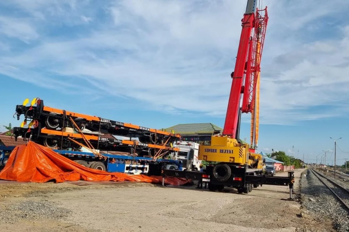 INKA Perkuat Armada KAI: 60 Gerbong Datar Baru Tiba di Palembang, Target 1.125 Unit Selesai 2026