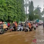Kali Pesanggrahan Meluap, Jalan Cinere‑Pondok Cabe Terputus dan Pengendara Terancam Tenggelam