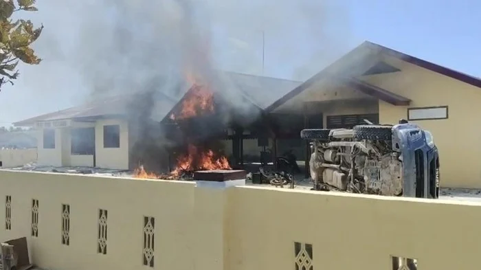 Kapolsek Panipahan Diberhentikan Usai Warga Bakar Rumah Dugaan Bandar Narkoba, Polisi Segel Lokasi