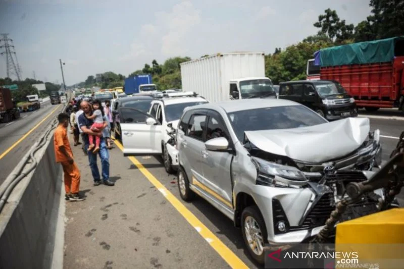 Kecelakaan Beruntun Tiga Kendaraan di Tol Jakarta‑Cikampek KM 19, Penanganan Intensif dan Dampak Lalu Lintas