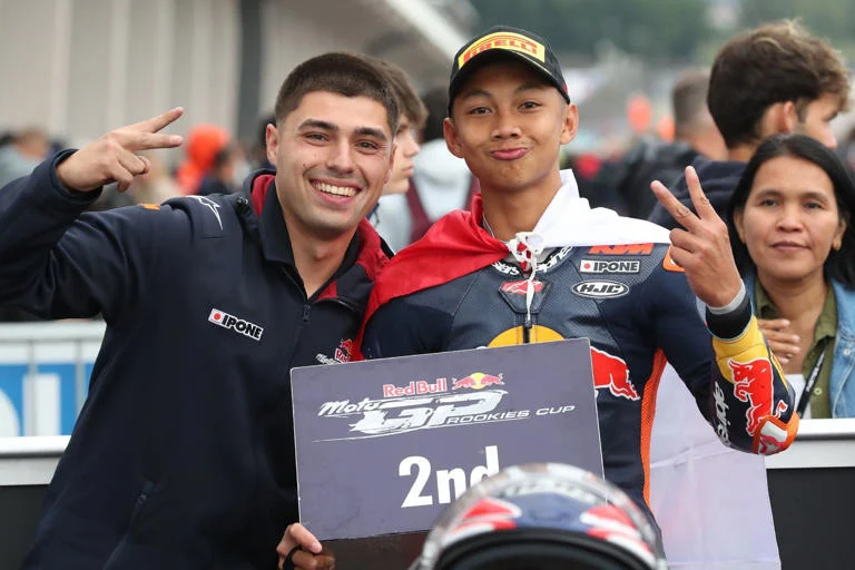 Kiandra Ramadhipa Janjikan Kerja Lebih Keras Usai Kemenangan Dramatis di Red Bull Rookies Cup Jerez 2026