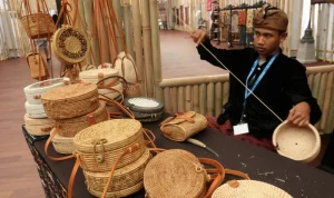 Kisah Inspiratif Rosdiana: Dari Tikar Peninggalan Ayah Menjadi Bisnis Tas Rotan Sukses Nasional