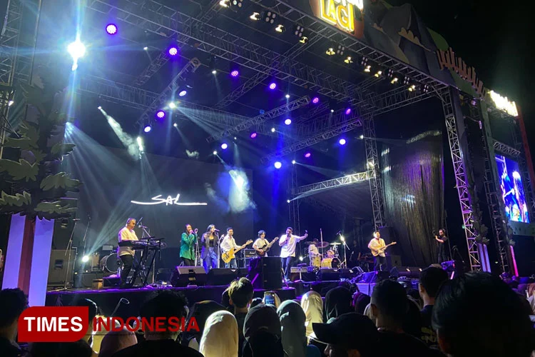 Konser HS Slank di Malang Pecah, 30 Ribu Penonton Serbu Lapangan Rampal dengan Doa Bersama