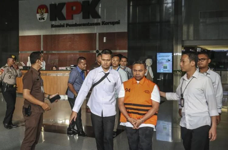 KPK Geledah Kantor PUPR-BPKAD Tulungagung, 34 Kepala OPD Dibersama Tiga Koper Dokumen dan Uang Tunai Rp95 Juta