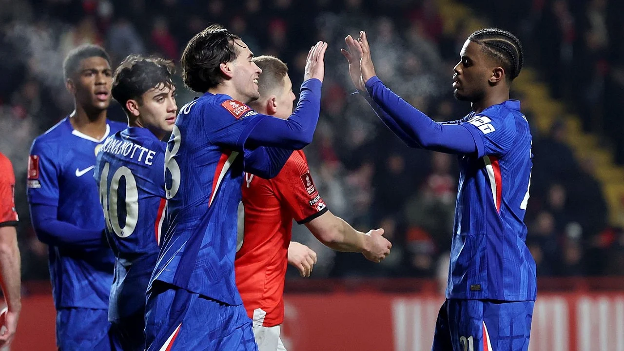 Liam Rosenior Desak Chelsea Bangkit di Tengah Tekanan Laga Penentu Lawan Manchester United