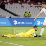 Maarten Paes Kian Tangguh di Ajax Meski Dikecam Legenda, Namun Tersentak Cedera Rekan dan Kritik Distribusi Bola