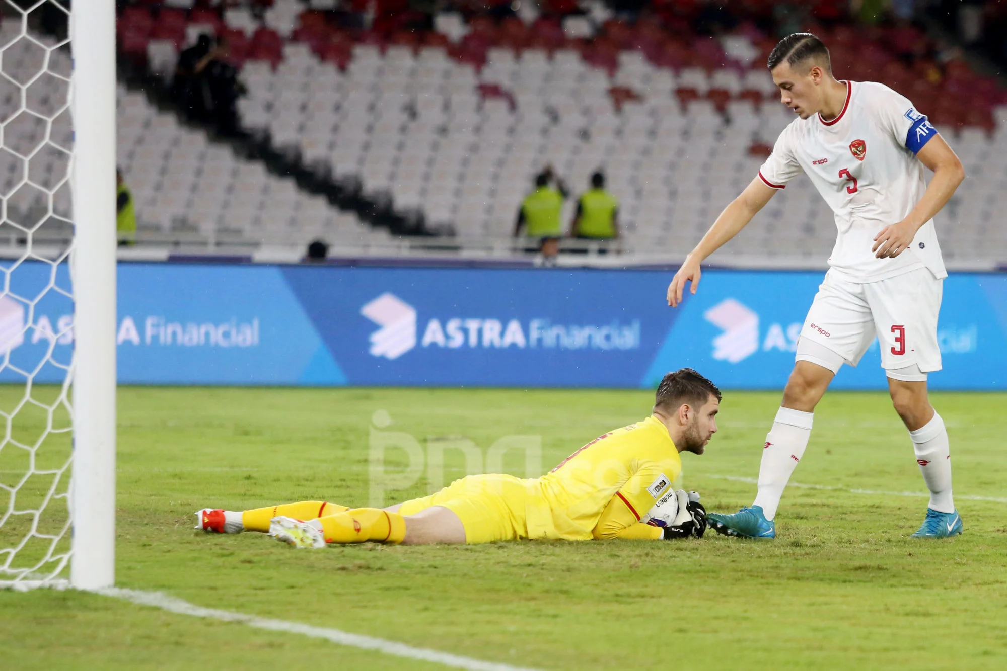 Maarten Paes Kian Tangguh di Ajax Meski Dikecam Legenda, Namun Tersentak Cedera Rekan dan Kritik Distribusi Bola