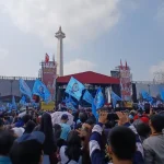 Mengapa Prabowo Membagikan kaus May Day dan Payung di Monas? Simak Penjelasannya!