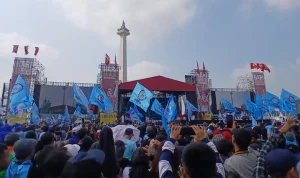 Mengapa Prabowo Membagikan kaus May Day dan Payung di Monas? Simak Penjelasannya!