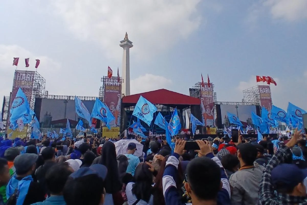 Mengapa Prabowo Membagikan kaus May Day dan Payung di Monas? Simak Penjelasannya!