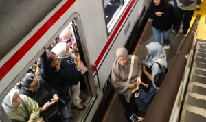Mengejutkan! Penumpang Selamat Ungkap Kecelakaan KRL Bekasi, Ada yang Terlempar dan Tertidur Sebelum Tabrakan