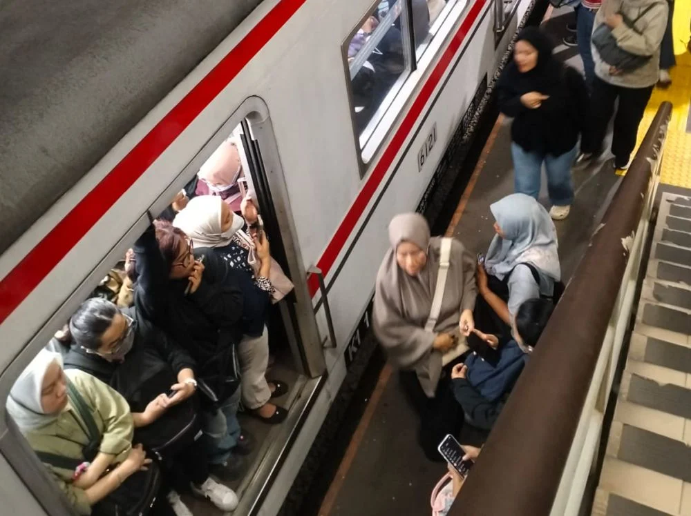 Mengejutkan! Penumpang Selamat Ungkap Kecelakaan KRL Bekasi, Ada yang Terlempar dan Tertidur Sebelum Tabrakan