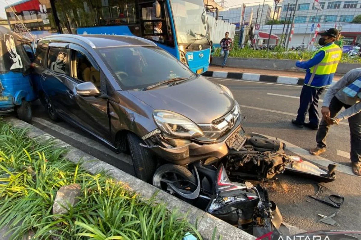 Mobil Tabrak Empat Motor, Amukan Massa Pecah di Jalan H. Muchtar Raya, Jakarta Barat