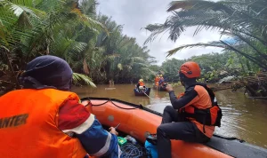 Pencarian Intensif Doli di Sungai Nyirih: Tim SAR Pakai Peralatan Anti-Serangan Buaya