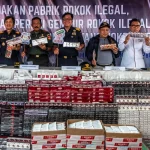 Pengamat Tantang Polisi: Produksi Rokok Ilegal Masih Merajalela, Gus Lilur Desak Penindakan Tegas