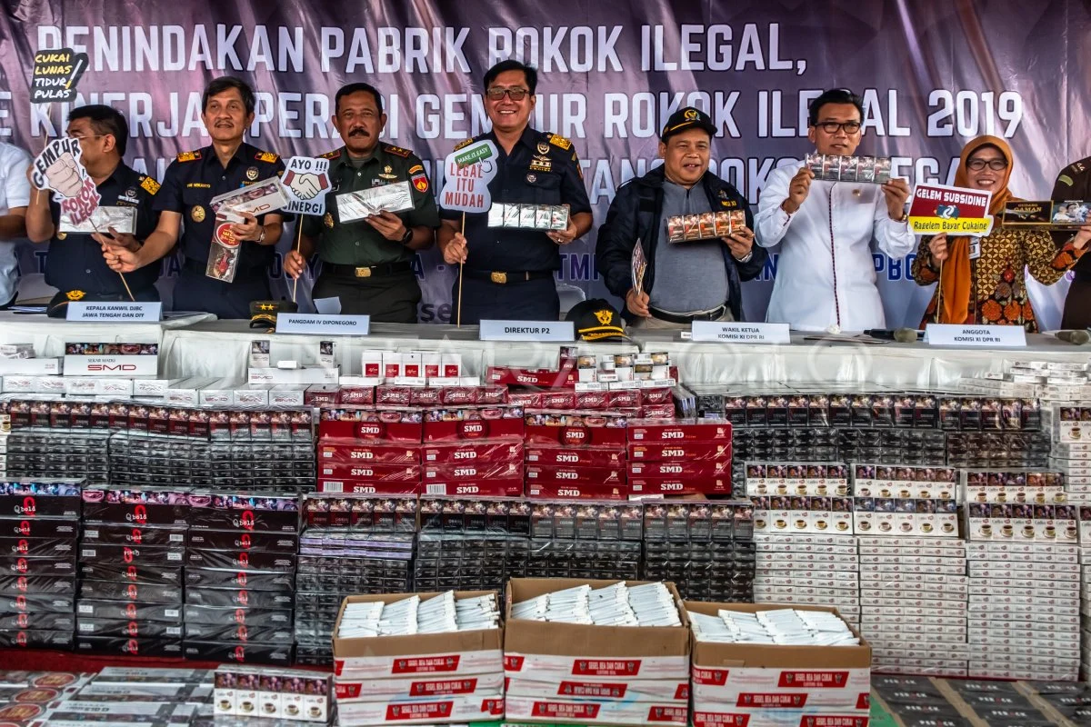 Pengamat Tantang Polisi: Produksi Rokok Ilegal Masih Merajalela, Gus Lilur Desak Penindakan Tegas