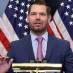 Pengunduran Diri Eric Swalwell dari Kontestasi Gubernur California: Dampak Politik, Tuduhan Seksual, dan Penyelidikan FBI