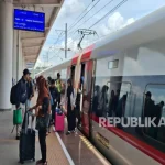 Penumpang Tahan Pintu Kereta Cepat Whoosh di Padalarang, KCIC Tegas Larang Tindakan Serupa