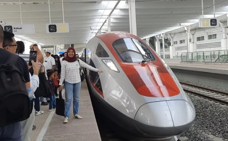 Penumpang Tahan Pintu Kereta Cepat Whoosh, KCIC Kecam dan Jadwal Tertunda 2 Menit
