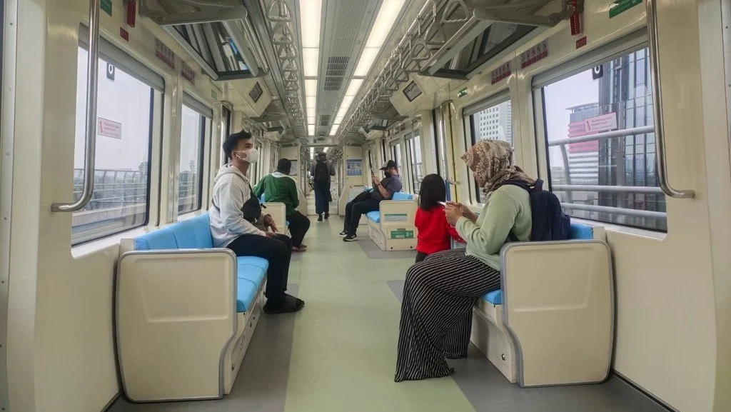 Penurunan Penumpang LRT Jabodebek 10% di Hari Pertama WFH: Apa Penyebabnya?