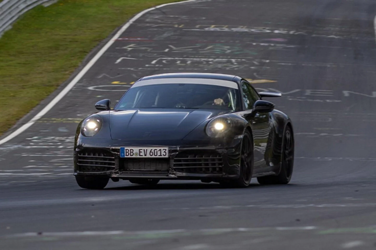 Porsche 911 Mengguncang Pasar Otomotif: Penjualan Melesat, Kompetisi Ketat, dan Insiden Tragis 911 yang Menggugah Empati