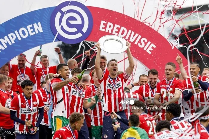 PSV Eindhoven Raih Tiga Gelar Juara Beruntun, Gandeng Paladin, dan Canda di Upacara Penghargaan