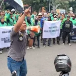 Puluhan Ojek Online Demo di Kantor Saiful Mujani, Tolak Seruan Gulingkan Prabowo