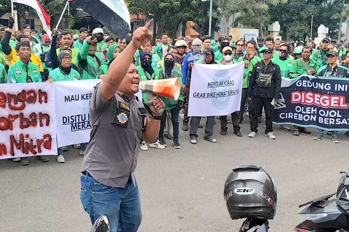 Puluhan Ojek Online Demo di Kantor Saiful Mujani, Tolak Seruan Gulingkan Prabowo