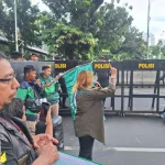 Puluhan Pengemudi Ojek Online Demo di Depan Kantor Saiful Mujani, Tolak Seruan Gulingkan Prabowo